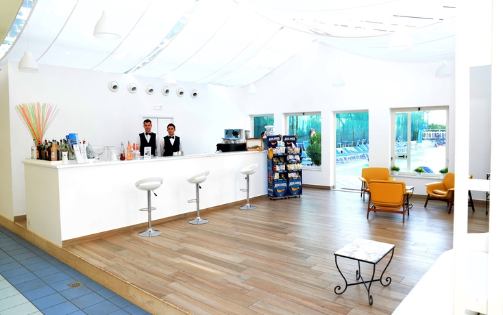 Imagen del bar/restaurante del Hotel Grand Flora. Foto 3