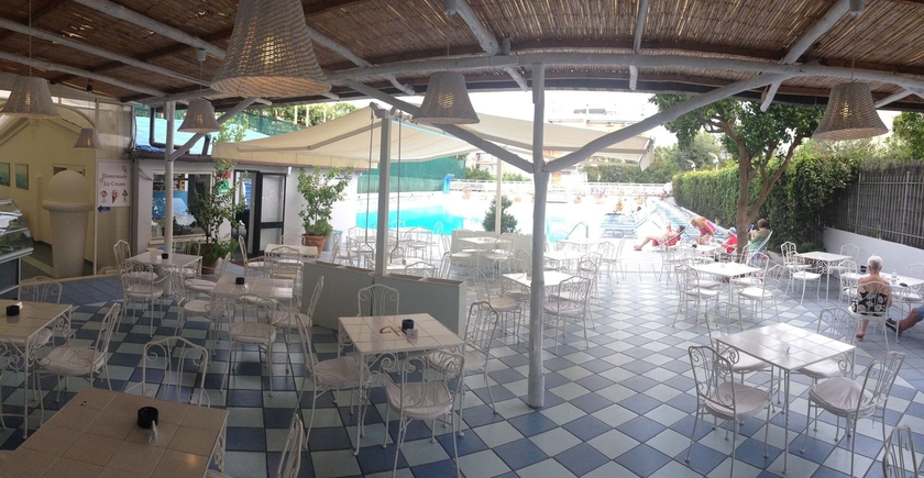 Imagen de la piscina del Hotel Grand Flora. Foto 16