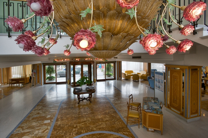 Imagen de los interiores del Hotel Grand Flora. Foto 15