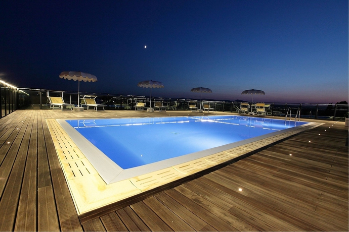 Imagen de la piscina del Hotel Grand Forlì. Foto 9