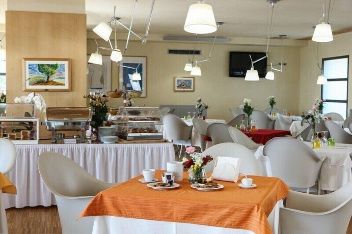 Imagen del bar/restaurante del Hotel Grand Garden. Foto 4