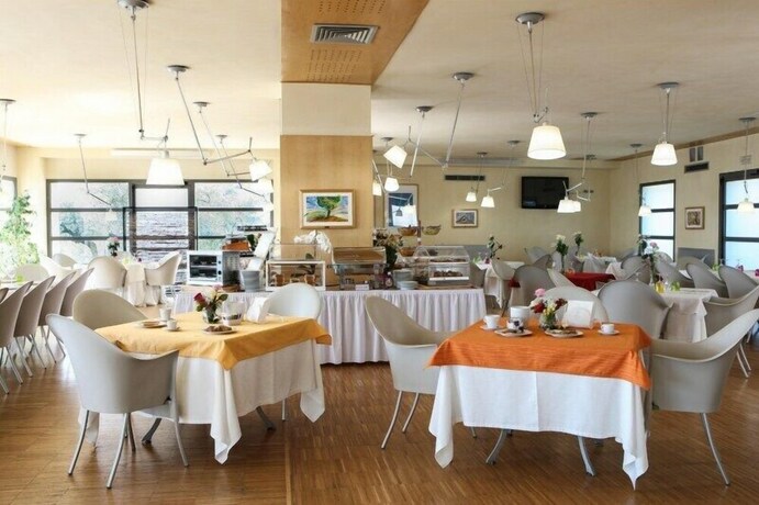 Imagen del bar/restaurante del Hotel Grand Garden. Foto 10