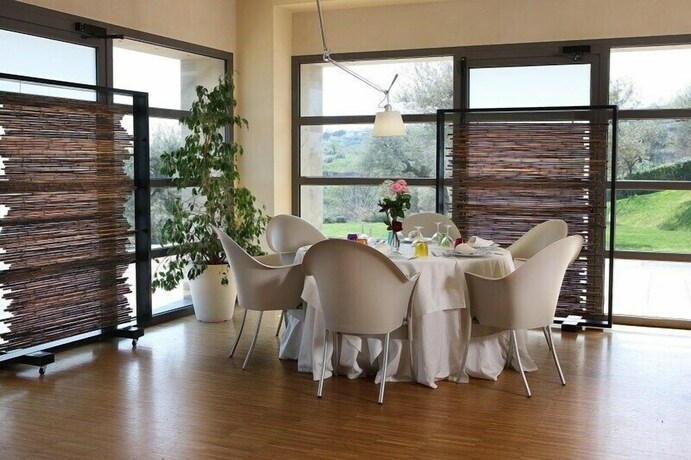 Imagen del bar/restaurante del Hotel Grand Garden. Foto 11