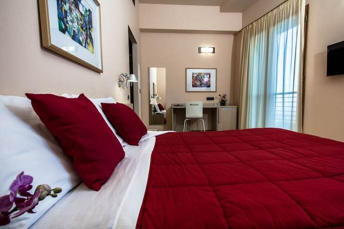 Imagen de la habitación del Hotel Grand Garden. Foto 13