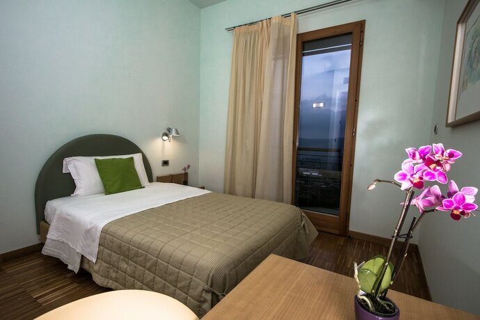 Imagen de la habitación del Hotel Grand Garden. Foto 14