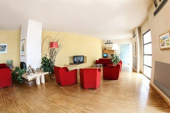 Imagen de los interiores del Hotel Grand Garden. Foto 18