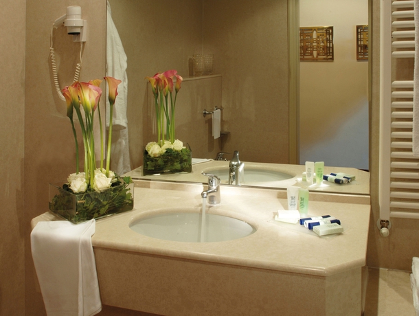 Imagen de la habitación del Hotel Grand Gardone Riviera. Foto 2