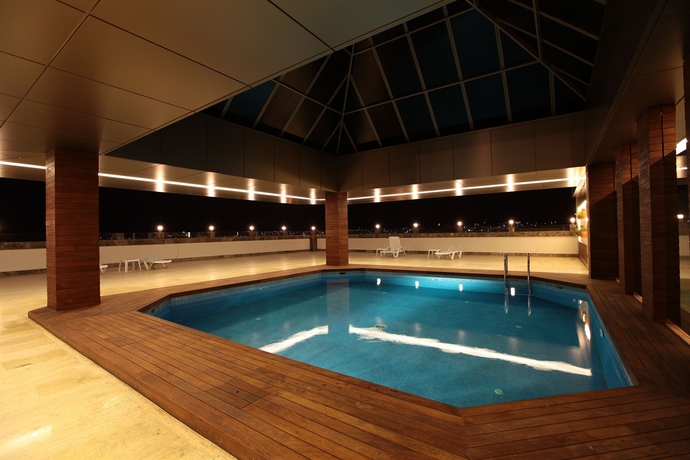 Imagen de la piscina del Hotel Grand Gaziantep. Foto 15