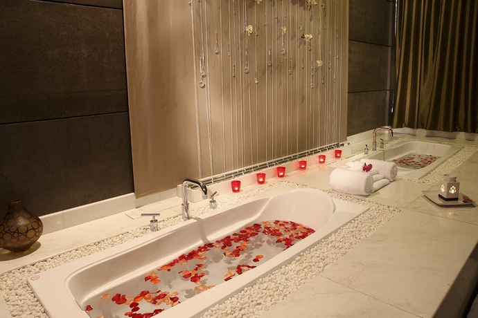 Imagen de la piscina del Hotel Grand Gong Da Jian Guo. Foto 12