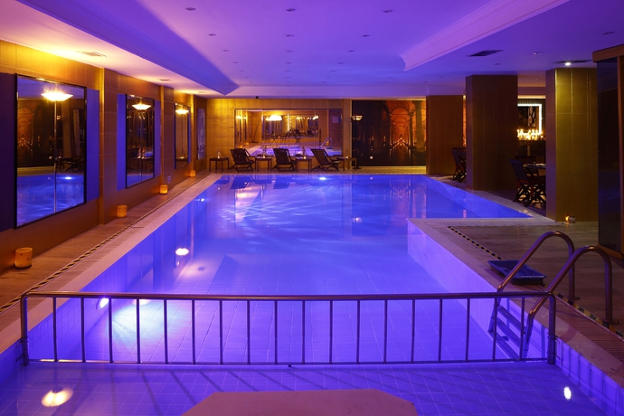 Imagen de la piscina del Hotel Grand Haliç Goldenhorn. Foto 14