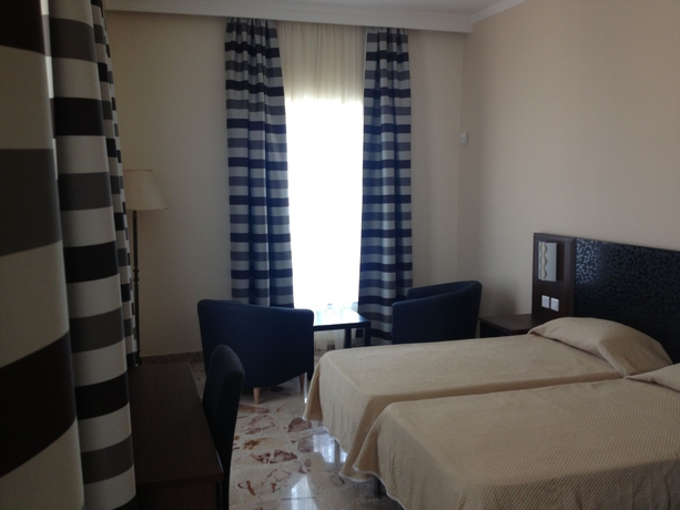 Imagen de la habitación del Hotel Grand Harbour Hotel. Foto 12