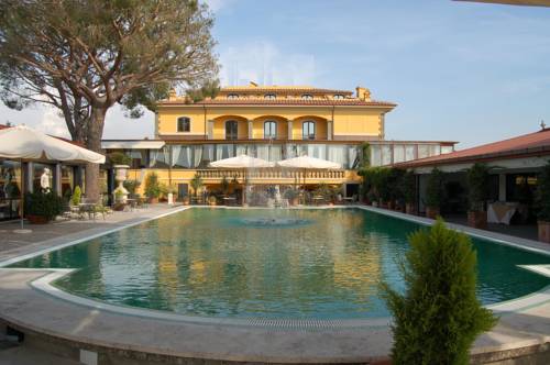 Imagen de la piscina del Hotel Grand Helio Cabala. Foto 16