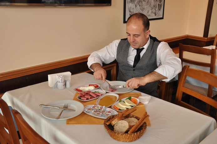 Imagen del bar/restaurante del Hotel Grand Hisar. Foto 2