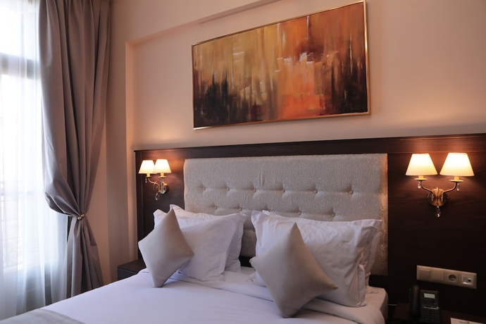 Imagen de la habitación del Hotel Grand H&ocirc;tel Oran. Foto 2