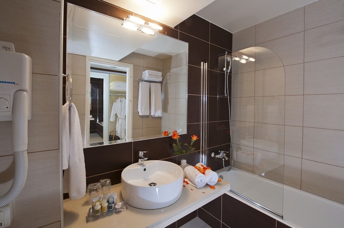 Imagen de la habitación del Hotel Grand Holiday Resort. Foto 8