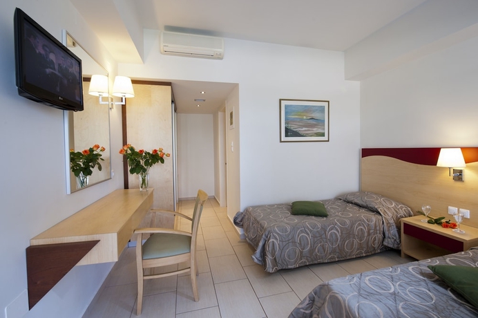 Imagen de la habitación del Hotel Grand Holiday Resort. Foto 9