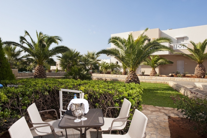 Imagen de la habitación del Hotel Grand Holiday Resort. Foto 11