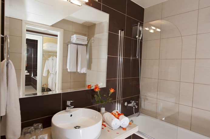 Imagen de la habitación del Hotel Grand Holiday Resort. Foto 12