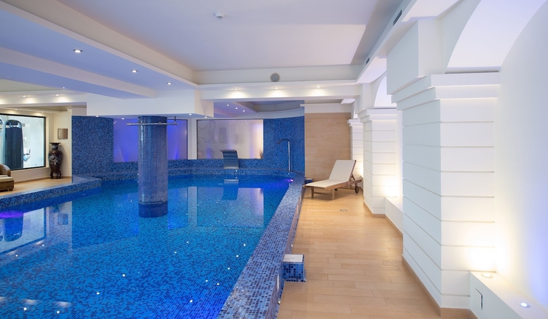 Imagen de la piscina del Hotel Grand Holiday Resort. Foto 14