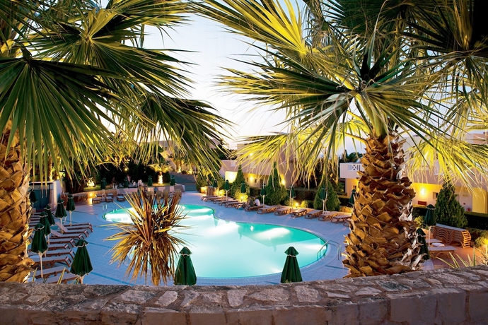 Imagen de la piscina del Hotel Grand Holiday Resort. Foto 17