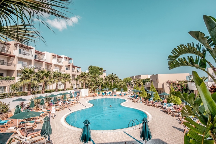 Imagen de la piscina del Hotel Grand Holiday Resort. Foto 18