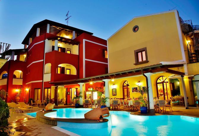 Imagen de la piscina del Hotel Grand Hotel Arciduca. Foto 17