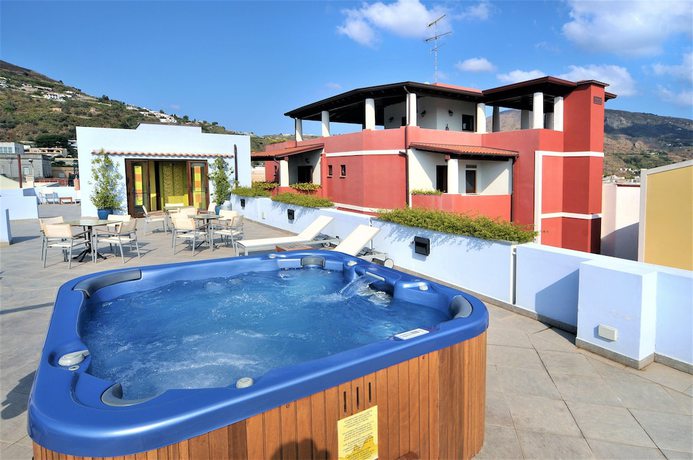 Imagen de la piscina del Hotel Grand Hotel Arciduca. Foto 20