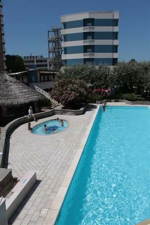 Imagen de la piscina del Hotel Grand Hotel Azzurra Club. Foto 16