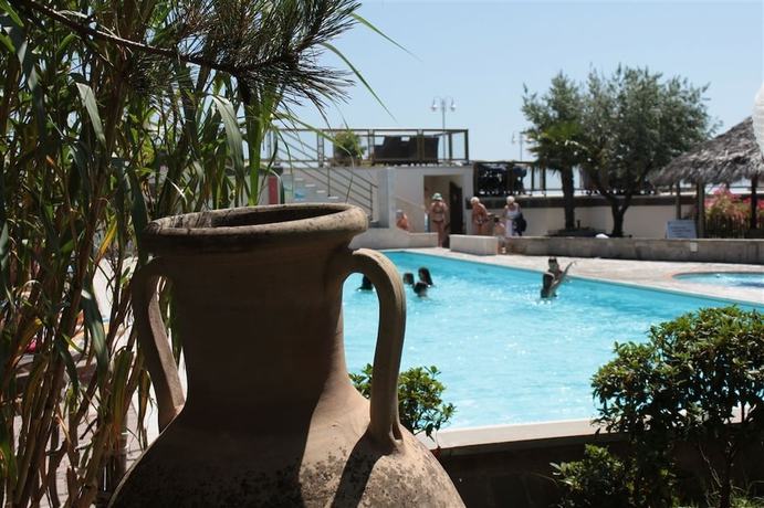 Imagen de la piscina del Hotel Grand Hotel Azzurra Club. Foto 17