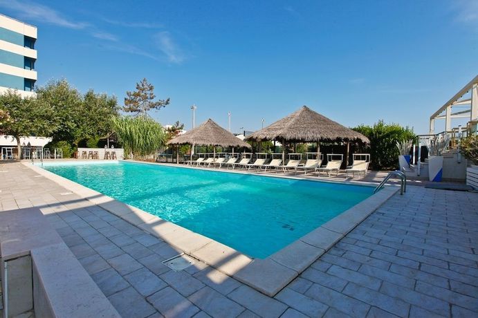 Imagen de la piscina del Hotel Grand Hotel Azzurra Club. Foto 18