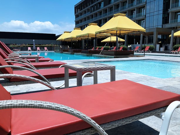 Imagen de la piscina del Hotel Grand Hotel De Kint&eacute;l&eacute;. Foto 17