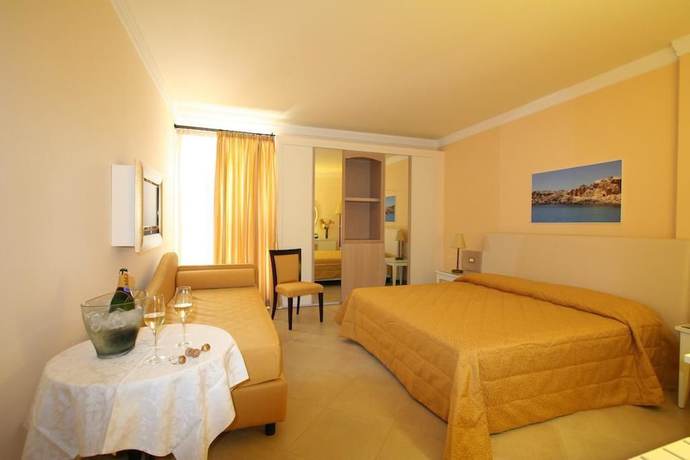 Imagen de la habitación del Hotel Grand Hotel Florio. Foto 13