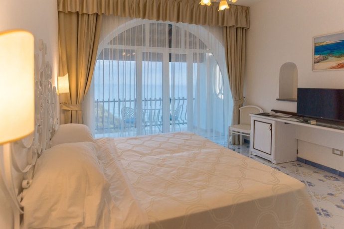 Imagen de la habitación del Hotel Grand Hotel Le Rocce. Foto 12