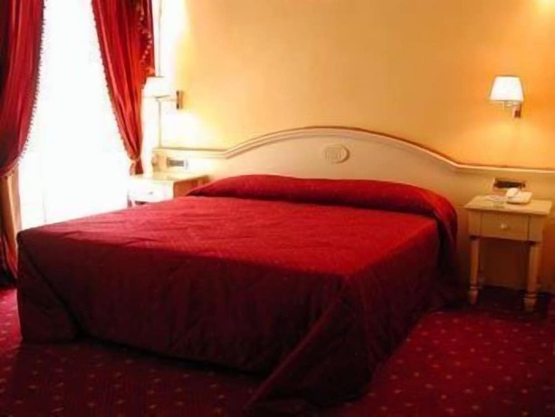 Imagen de la habitación del Hotel Grand Hotel Osman. Foto 7