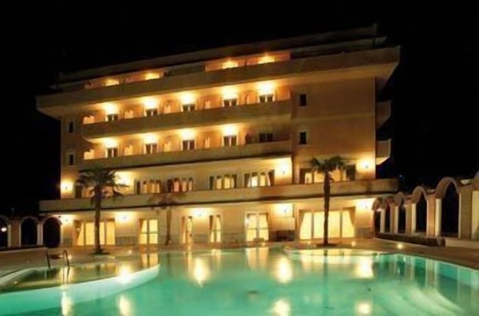 Imagen de la piscina del Hotel Grand Hotel Osman. Foto 17
