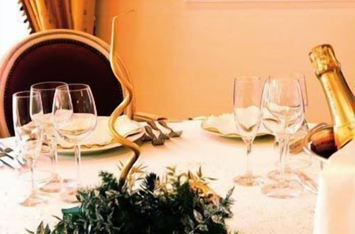 Imagen del bar/restaurante del Hotel Grand Hotel Osman. Foto 6