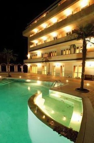 Imagen de la piscina del Hotel Grand Hotel Osman. Foto 19