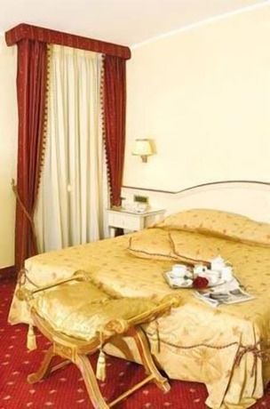 Imagen de la habitación del Hotel Grand Hotel Osman. Foto 13