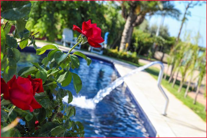 Imagen de la piscina del Hotel Grand Hotel Pacl&agrave;. Foto 18