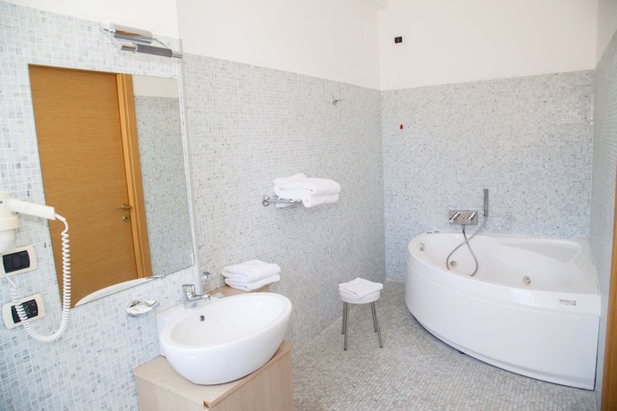 Imagen de la habitación del Hotel Grand Hotel Pacl&agrave;. Foto 12