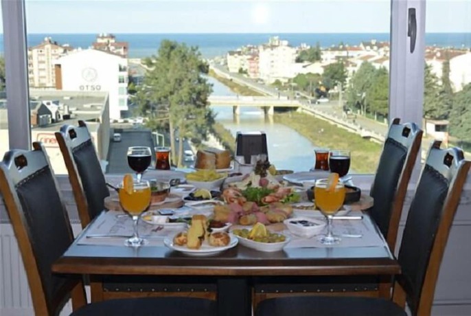 Imagen del bar/restaurante del Hotel Grand Hotel Tesk. Foto 3