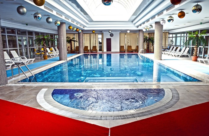 Imagen de la piscina del Hotel Grand Hotel Victory. Foto 20