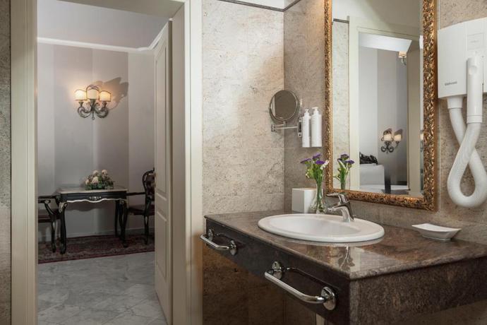 Imagen de la habitación del Hotel Grand Hotel di Parma. Foto 8