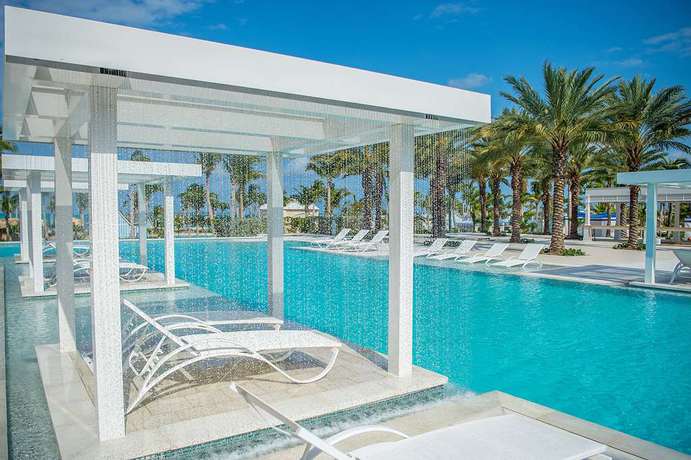 Imagen de la piscina del Hotel Grand Hyatt Baha Mar. Foto 9