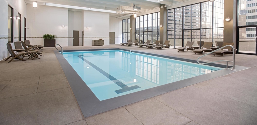 Imagen de la piscina del Hotel Grand Hyatt Denver. Foto 16
