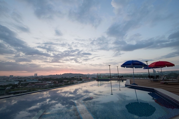 Imagen de la piscina del Hotel Grand InHotel. Foto 19