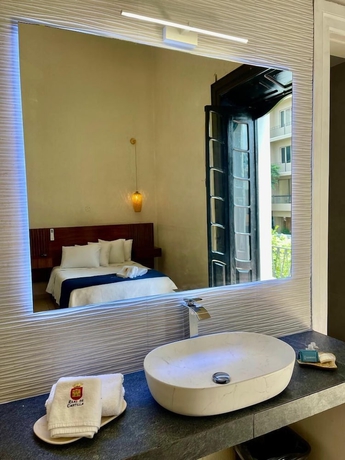 Imagen de la habitación del Hotel Grand Isitia. Foto 14