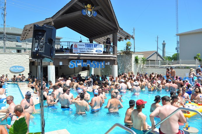 Imagen de la piscina del Hotel Grand Islander. Foto 15