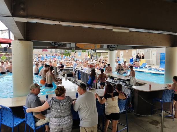 Imagen de la piscina del Hotel Grand Islander. Foto 16