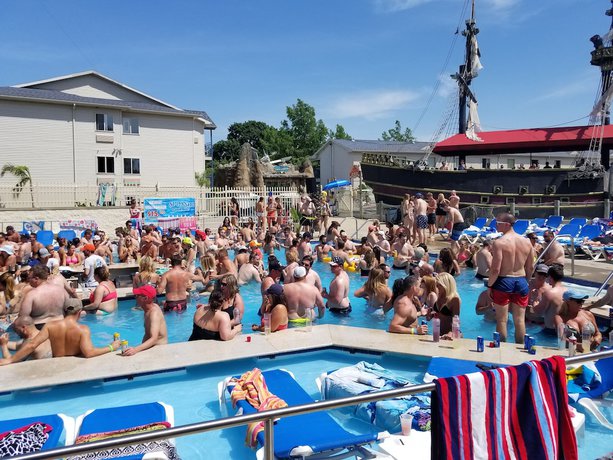 Imagen de la piscina del Hotel Grand Islander. Foto 17